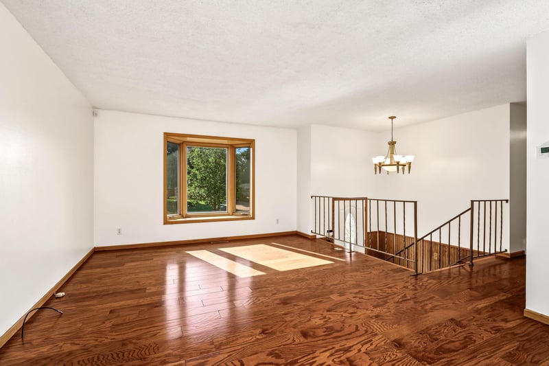 606 Grospoint Ln N, Oakdale, MN 55128