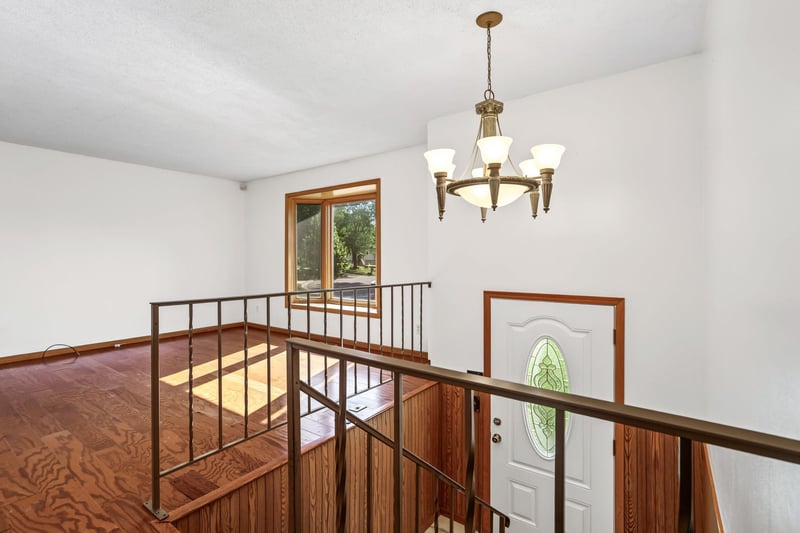 606 Grospoint Ln N, Oakdale, MN 55128