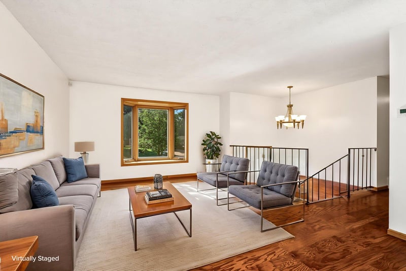 606 Grospoint Ln N, Oakdale, MN 55128