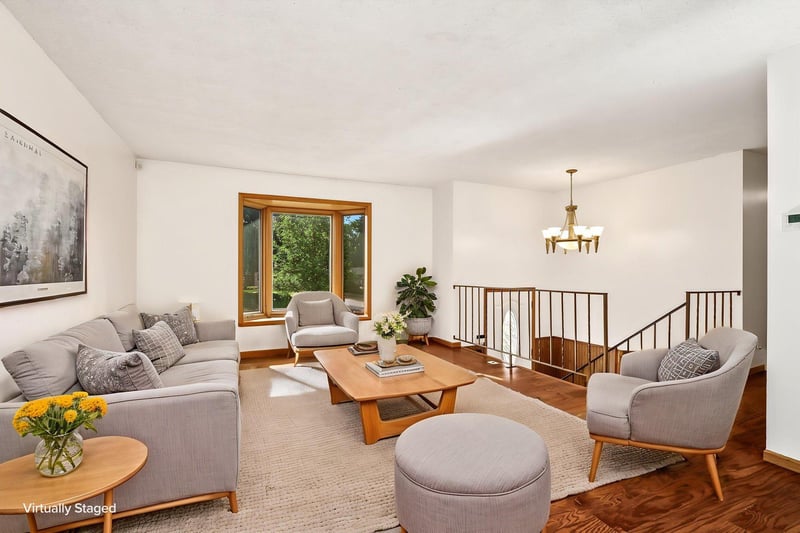 606 Grospoint Ln N, Oakdale, MN 55128