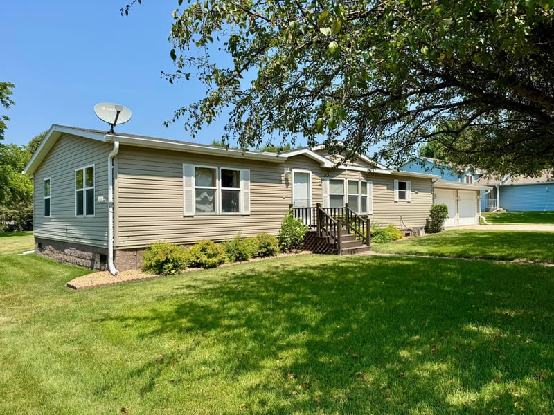 1206 Viking Dr, Olivia, MN 56277