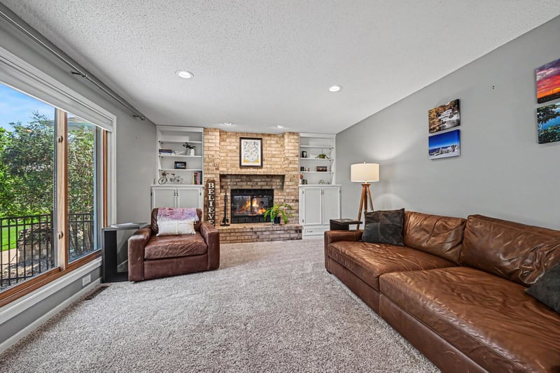 1195 Silverwood Rd, Woodbury, MN 55125