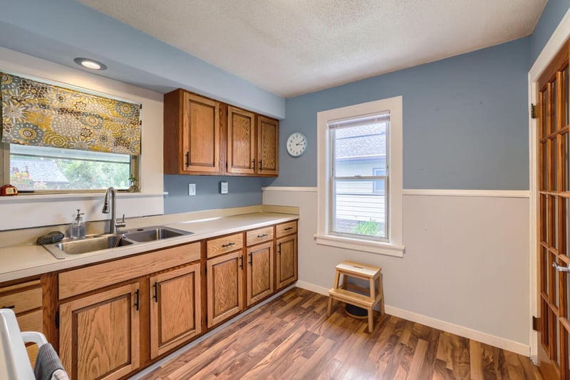 1735 Malvern St, Roseville, MN 55113