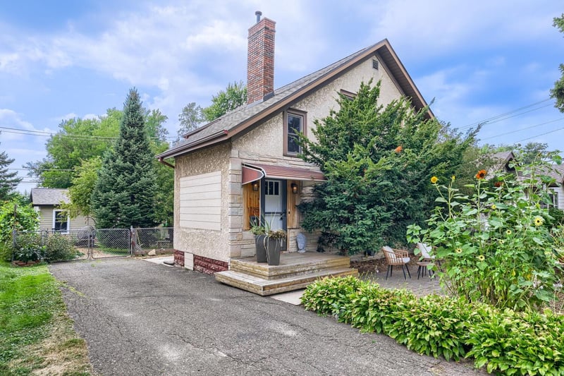 1735 Malvern St, Roseville, MN 55113