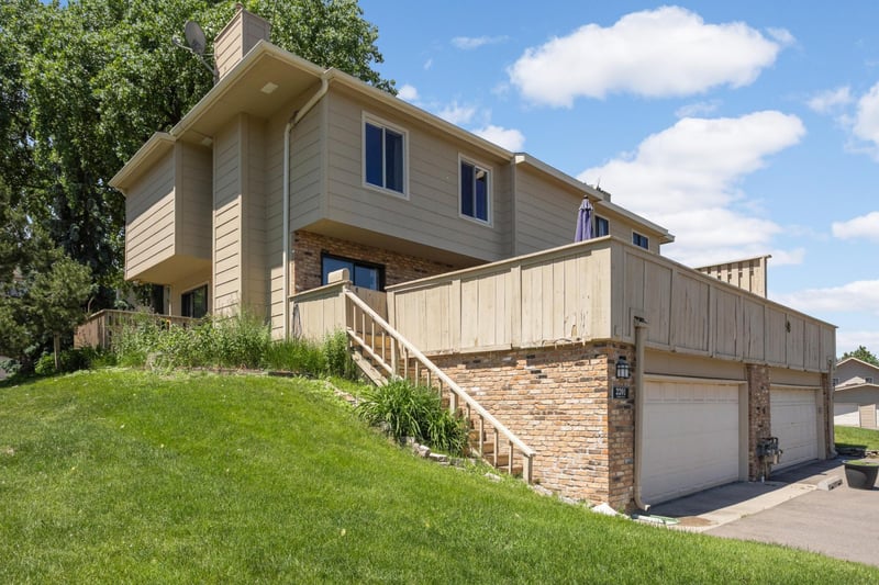2201 Stroden Cir, Golden Valley, MN 55427