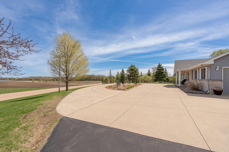7195 County Road 10 E, Chaska, MN 55318