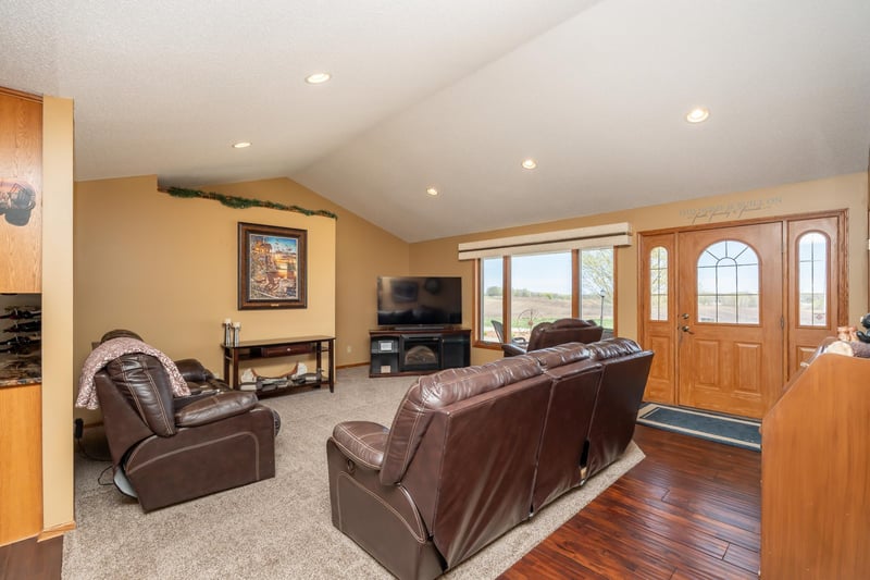 7195 County Road 10 E, Chaska, MN 55318
