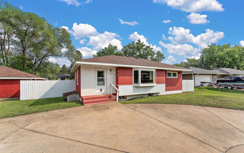 2132 Atlantic St, Maplewood, MN 55109