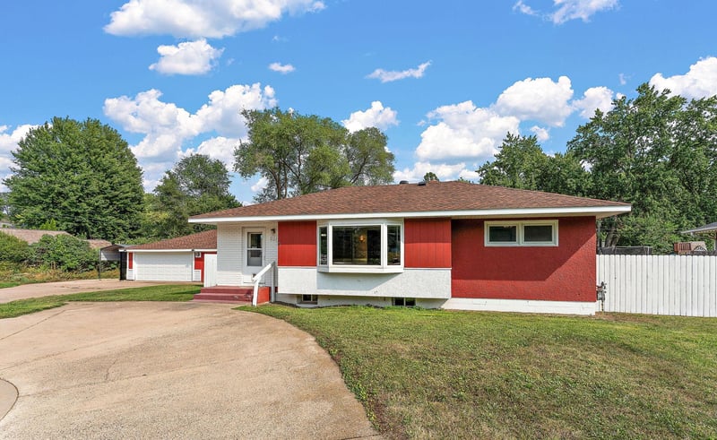 2132 Atlantic St, Maplewood, MN 55109