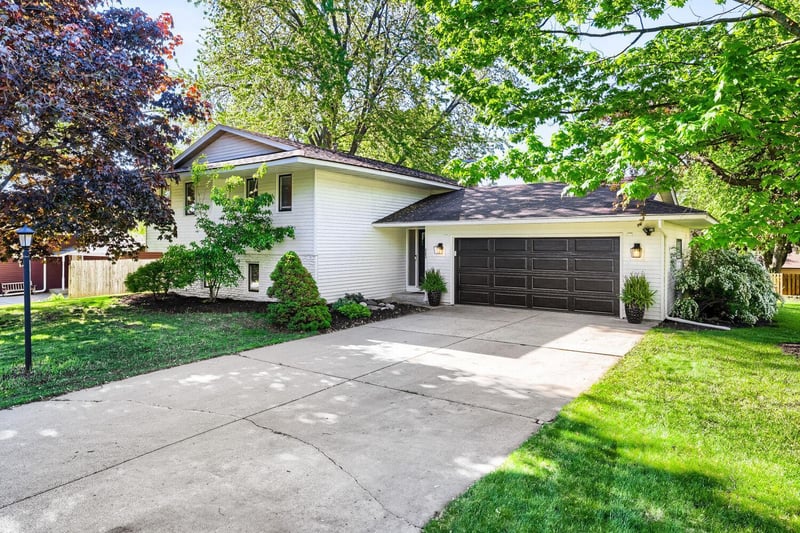 503 Highland Dr, Chanhassen, MN 55317