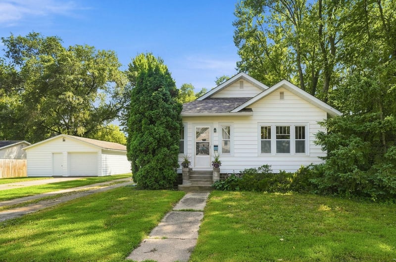 19 12th St NE, Faribault, MN 55021