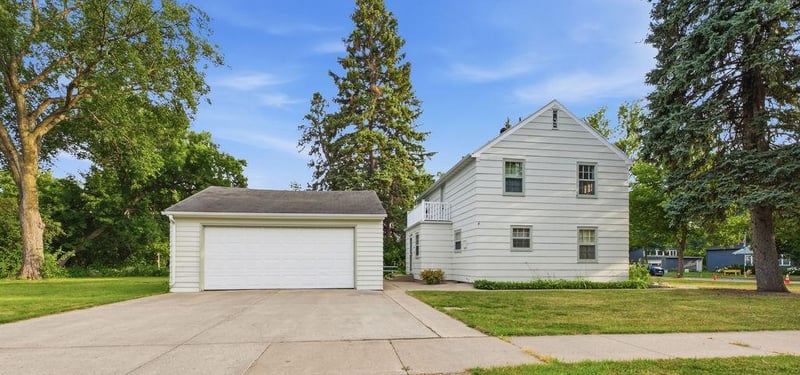 1002 10th St S, Moorhead, MN 56560