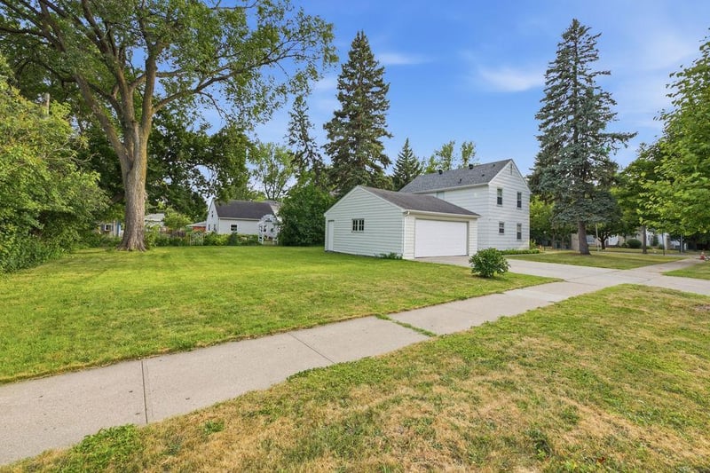1002 10th St S, Moorhead, MN 56560