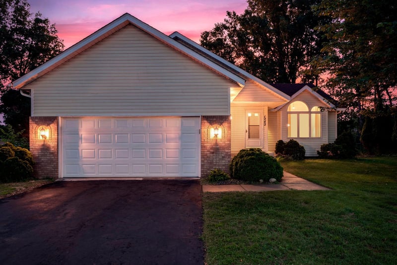 1242 Myrtle St N, Maplewood, MN 55119