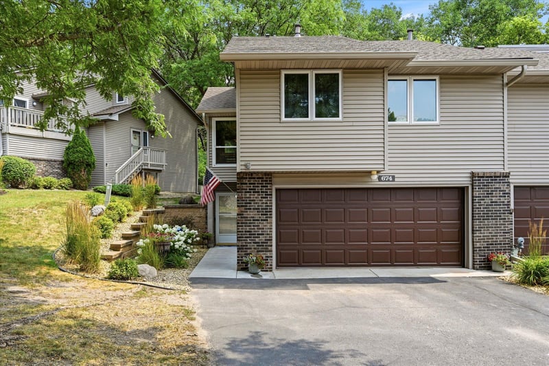 674 Dorland Rd S, Maplewood, MN 55119