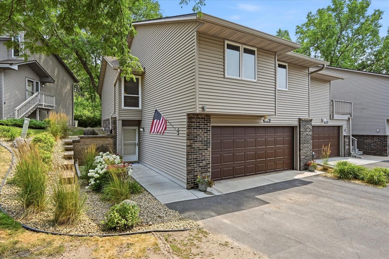 674 Dorland Rd S, Maplewood, MN 55119