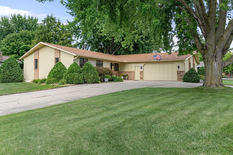 545 Crestview Ln, Owatonna, MN 55060