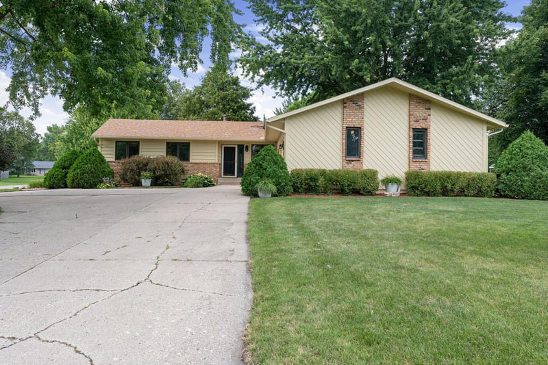 545 Crestview Ln, Owatonna, MN 55060