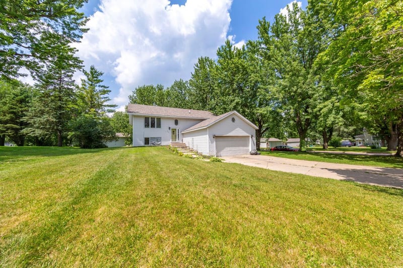 202 S Nicollet St, Winthrop, MN 55396