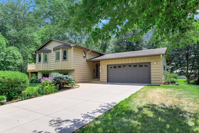 22365 Circle Ln, Rogers, MN 55374