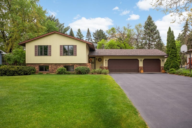 654 Tanglewood Dr, Shoreview, MN 55126