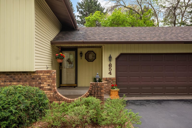 654 Tanglewood Dr, Shoreview, MN 55126