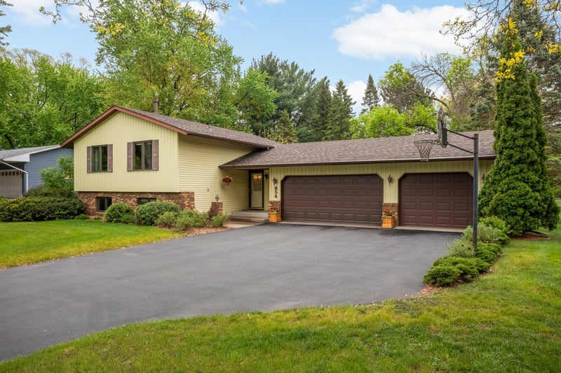 654 Tanglewood Dr, Shoreview, MN 55126