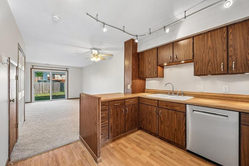 846 Woodgate Dr #213, Vadnais Heights, MN 55127