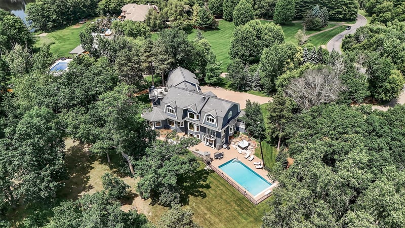 9 Hillary Farm Ln, Gem Lake, MN 55110