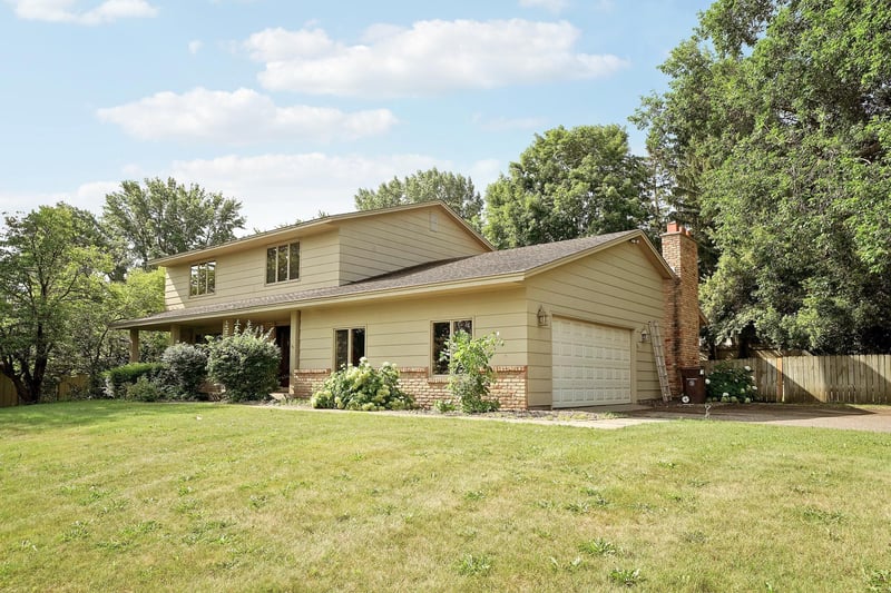 8359 Amsden Ridge Dr, Bloomington, MN 55438