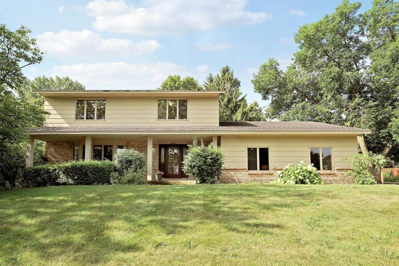 8359 Amsden Ridge Dr, Bloomington, MN 55438