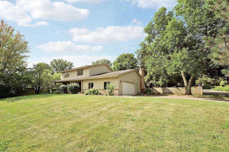 8359 Amsden Ridge Dr, Bloomington, MN 55438