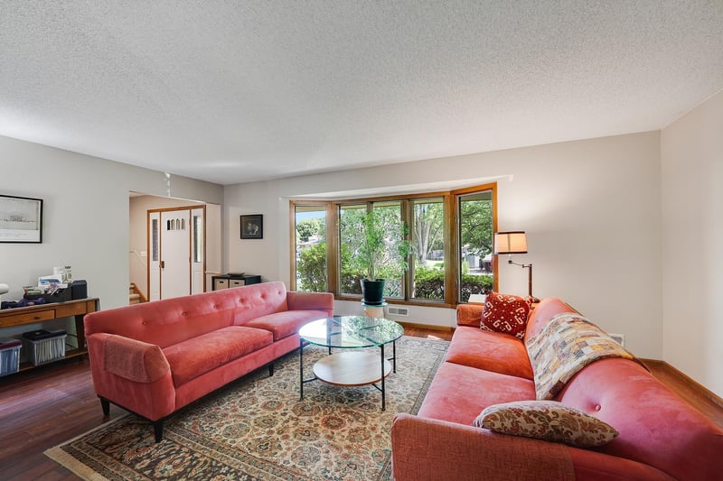 8359 Amsden Ridge Dr, Bloomington, MN 55438