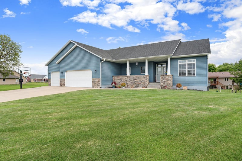 375 Hickory Ln NE, Owatonna, MN 55060