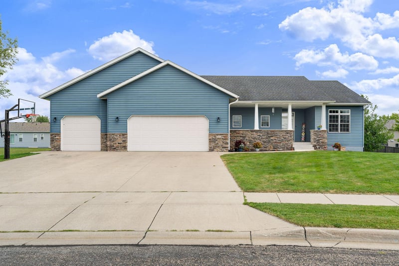 375 Hickory Ln NE, Owatonna, MN 55060