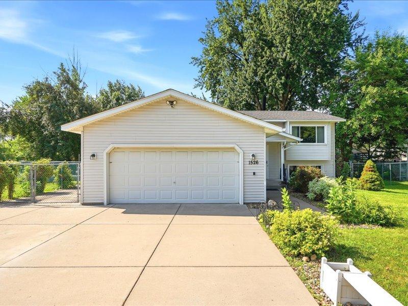 1526 Sherren Ave E, Maplewood, MN 55109