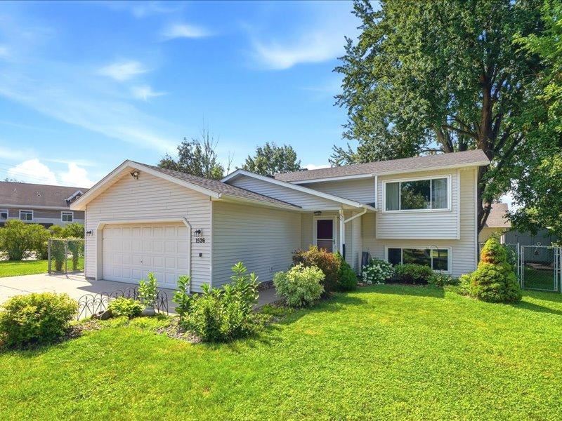 1526 Sherren Ave E, Maplewood, MN 55109