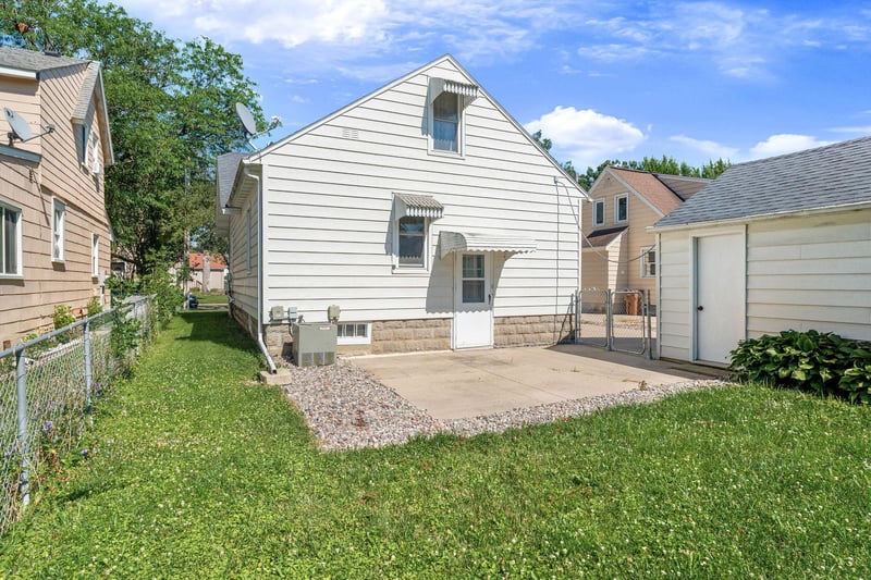 909 11th St NW, Austin, MN 55912