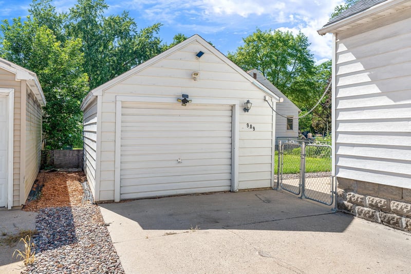 909 11th St NW, Austin, MN 55912