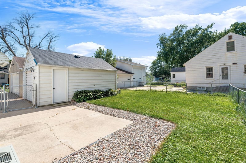 909 11th St NW, Austin, MN 55912