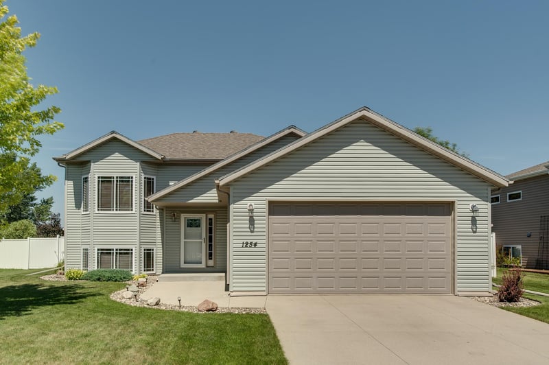 1254 39th Ave S, Moorhead, MN 56560