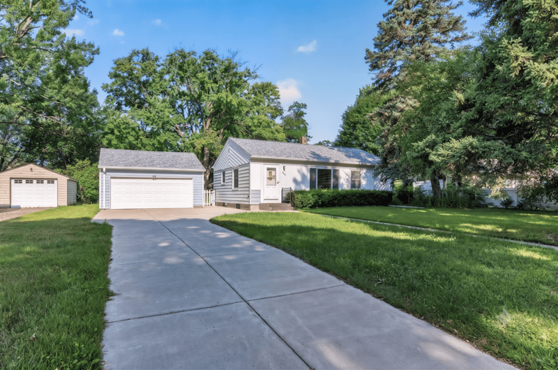 2909 Pascal St, Roseville, MN 55113