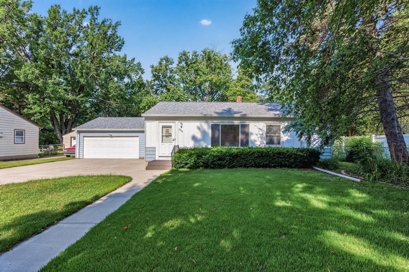 2909 Pascal St, Roseville, MN 55113