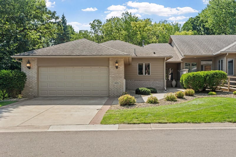 8975 Hunters Way, Apple Valley, MN 55124