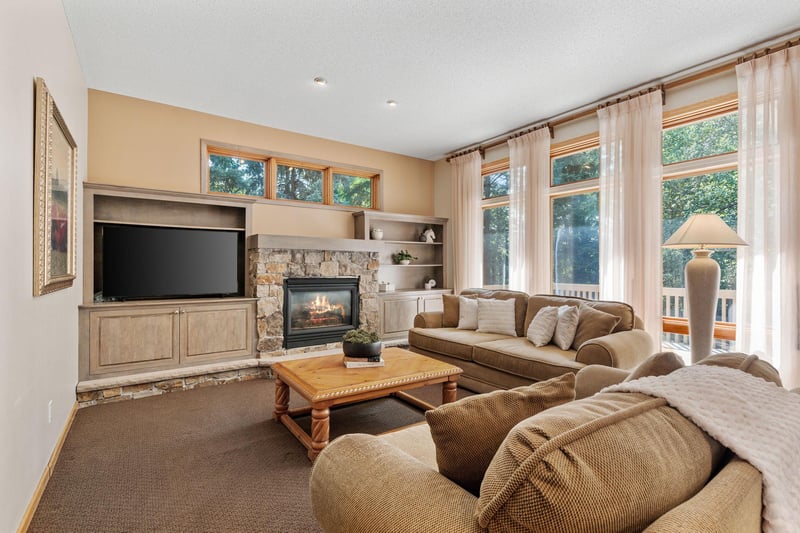 8975 Hunters Way, Apple Valley, MN 55124