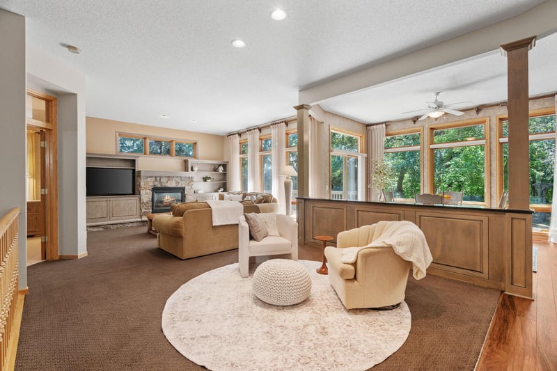 8975 Hunters Way, Apple Valley, MN 55124