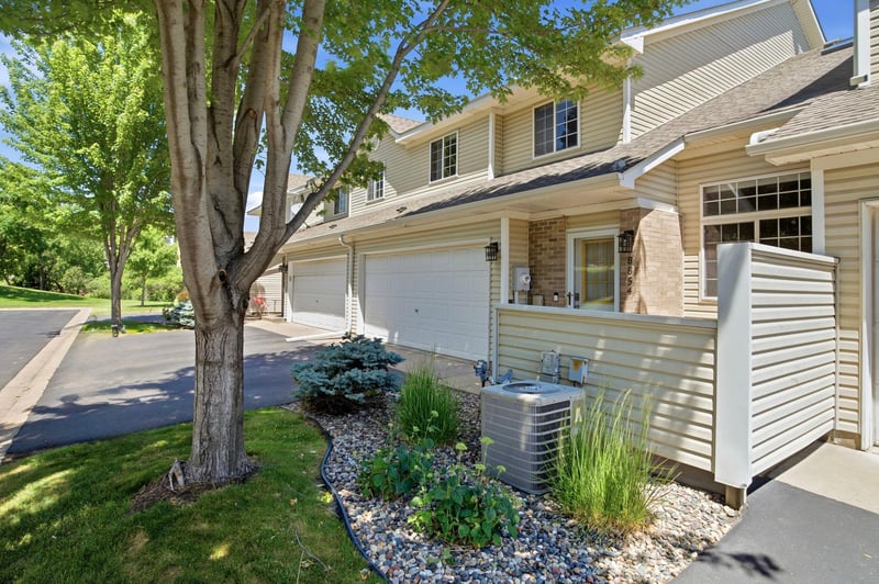 8854 Spring Ln, Woodbury, MN 55125