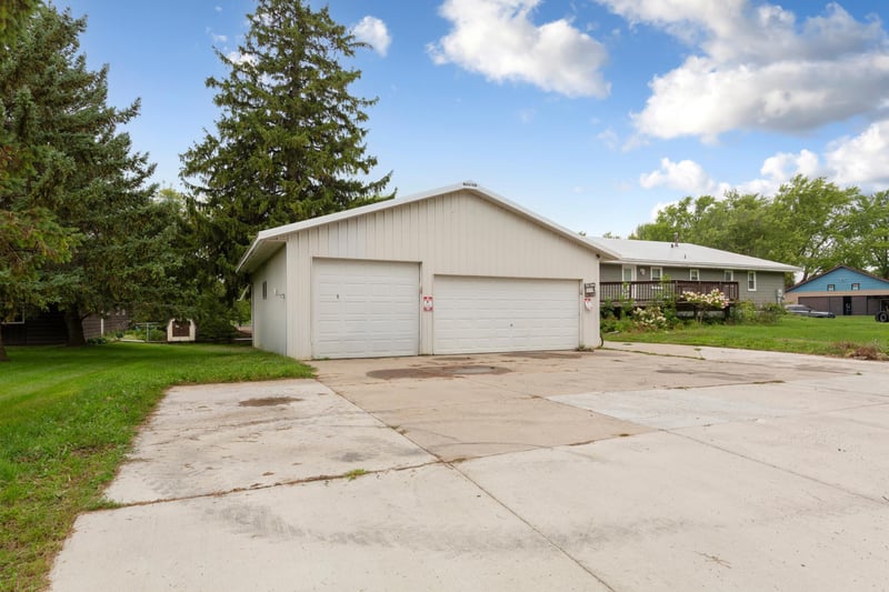 616 1st St N, Montgomery, MN 56069
