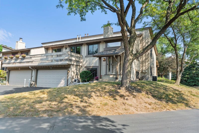 7232 Woodstock Curve, Bloomington, MN 55438
