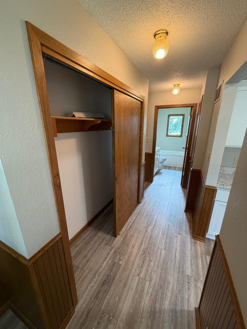 305 W 3rd St, Winthrop, MN 55396